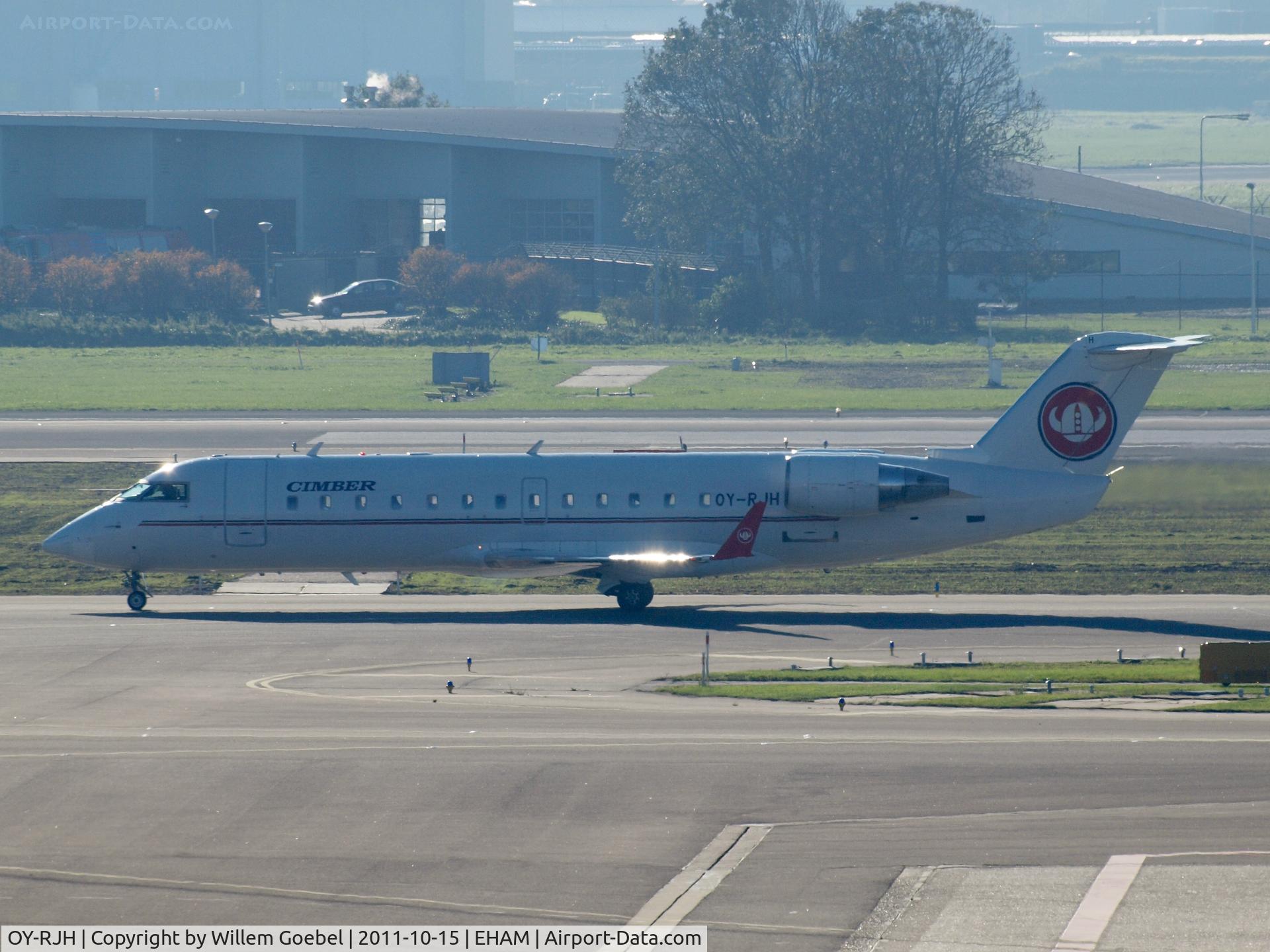 OY-RJH, 1995 Canadair CRJ-100LR (CL-600-2B19) C/N 7090, Taxi to the runway of Schiphol Airport