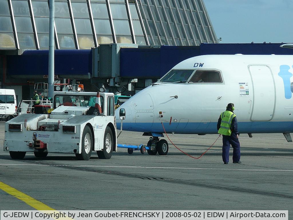 G-JEDW, 2004 De Havilland Canada DHC-8-402Q Dash 8 C/N 4093, au pushback