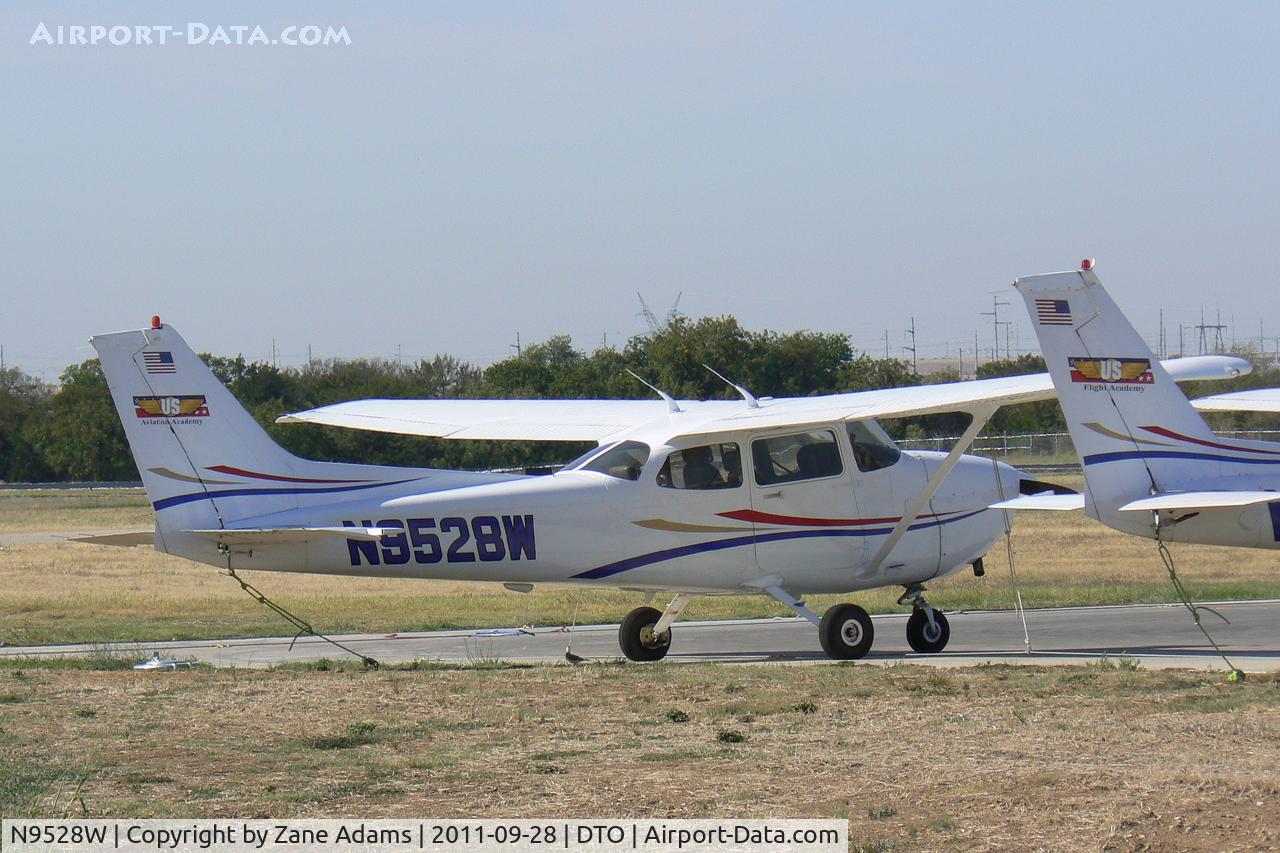 N9528W, 1998 Cessna 172R C/N 17280467, At Denton Municipal Airport