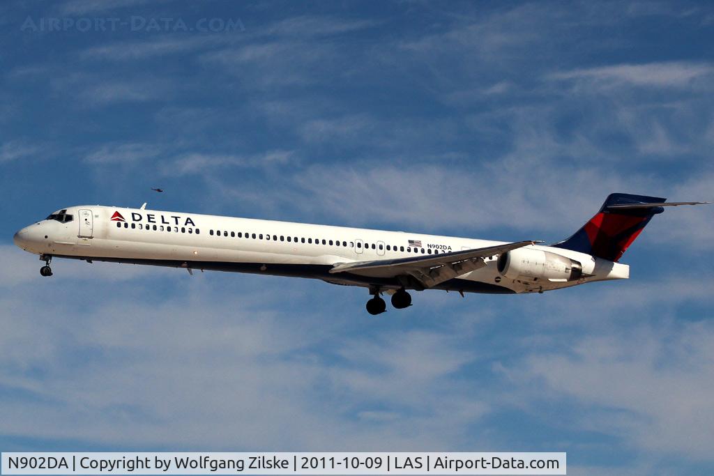 N902DA, 1994 McDonnell Douglas MD-90-30 C/N 53382, visitor