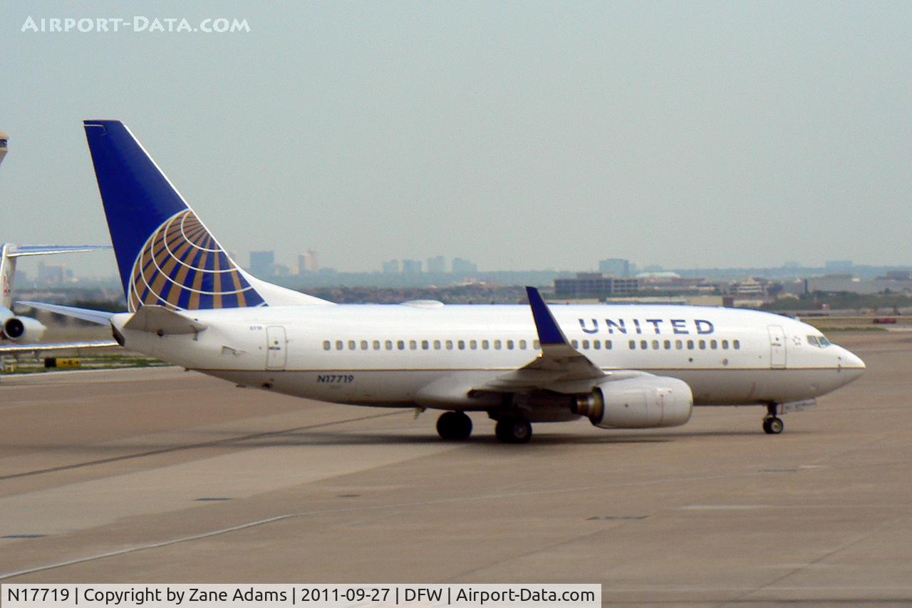 N17719, 1999 Boeing 737-724 C/N 28938, United Airlines at DFW Airport.