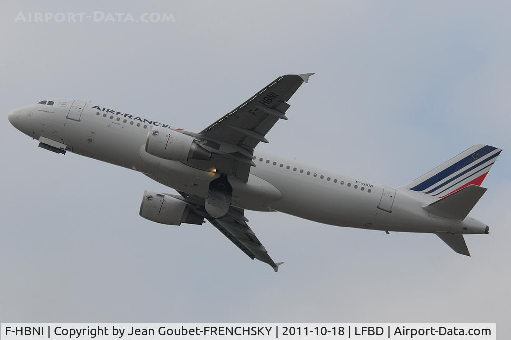 F-HBNI, 2011 Airbus A320-214 C/N 4820, take off 23