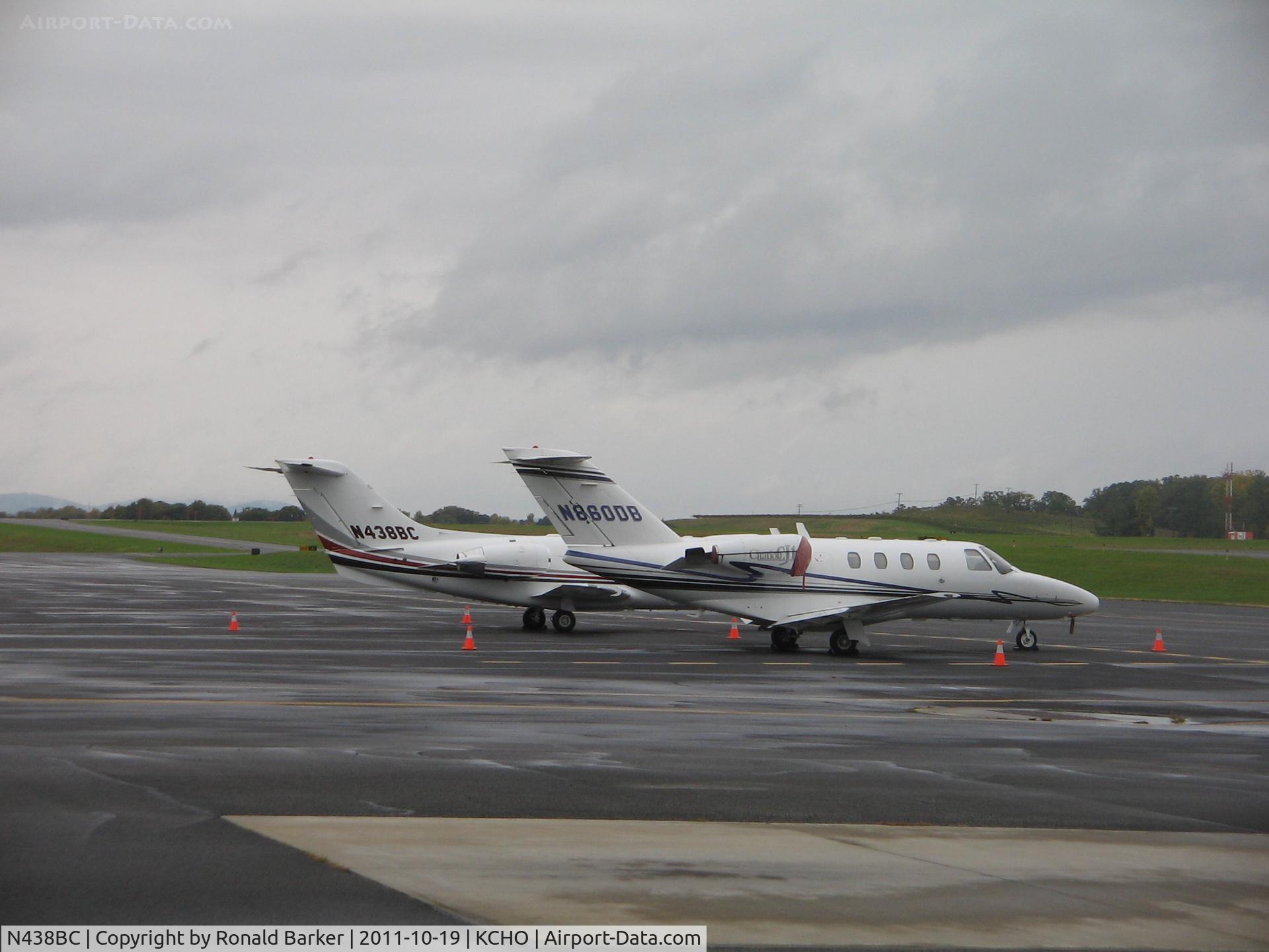 N438BC, Raytheon Aircraft Company 400A C/N RK-438, N438BC hiding behind N860DB, CHO, VA