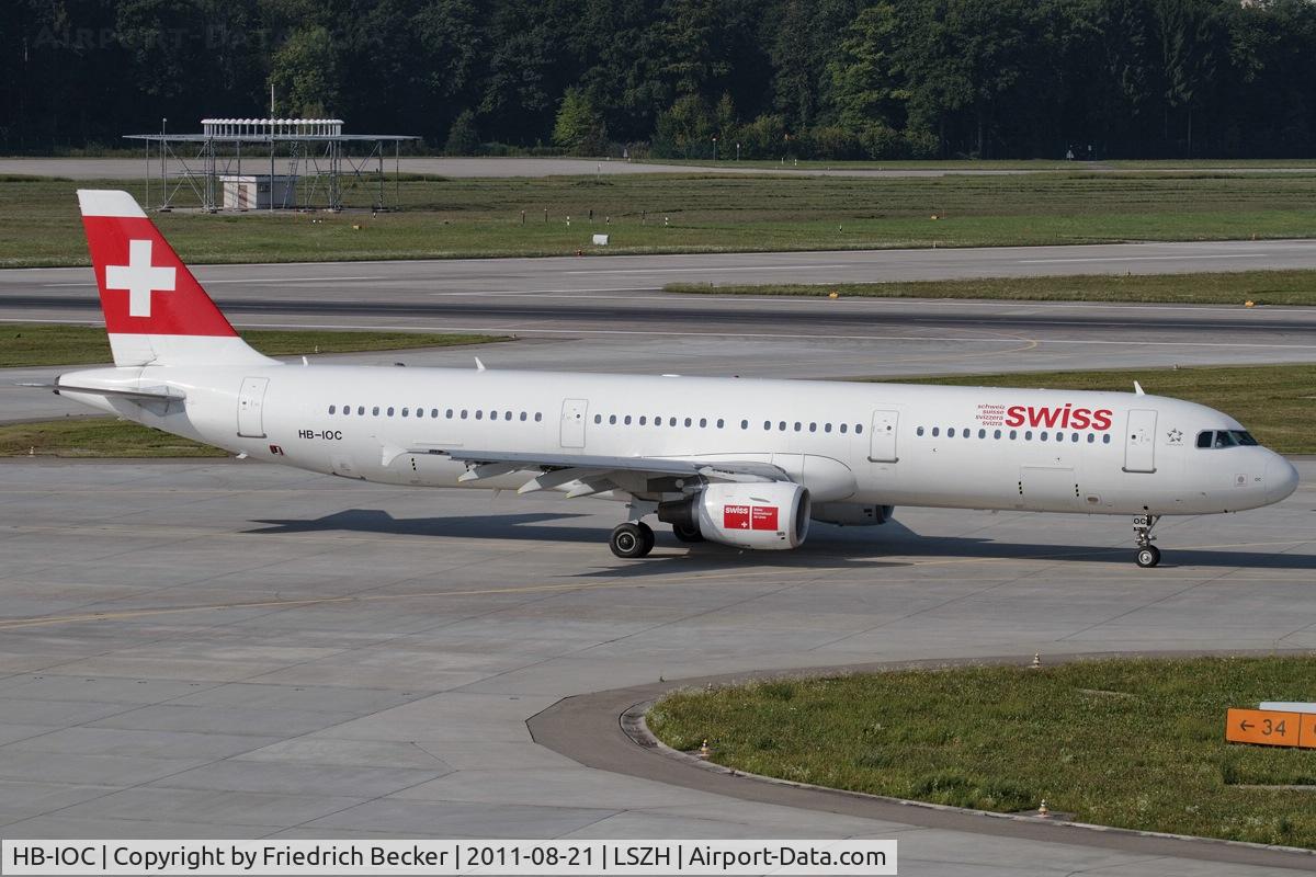 HB-IOC, 1995 Airbus A321-111 C/N 520, taxying to the active