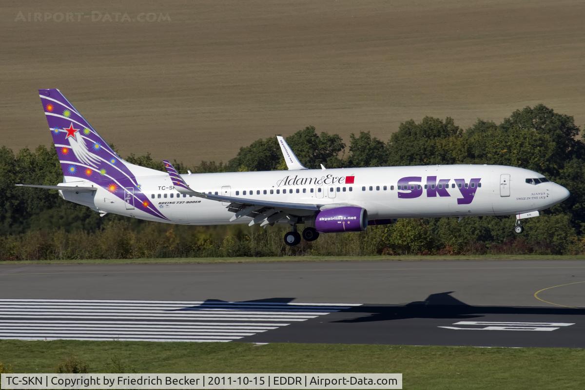 TC-SKN, 2009 Boeing 737-94X/ER C/N 36086, moments prior touchdown
