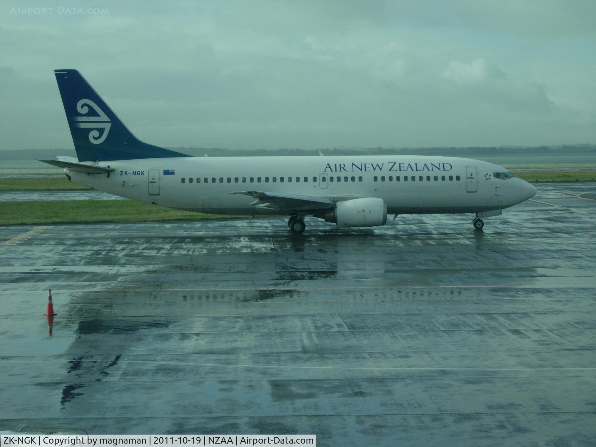 ZK-NGK, 1995 Boeing 737-3K2 C/N 26318, Leaving Auckland in the rain - bound for Wellington.