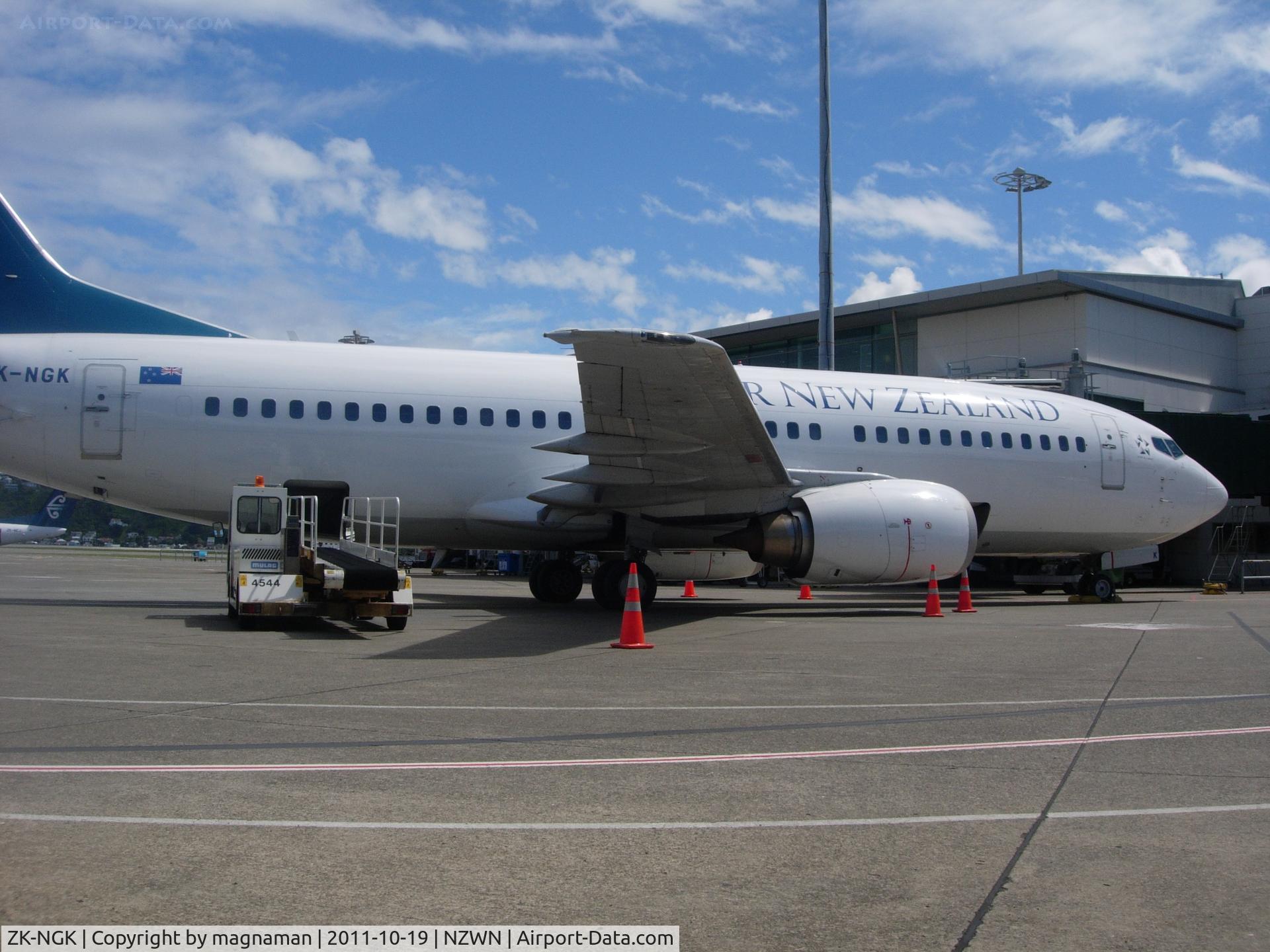 ZK-NGK, 1995 Boeing 737-3K2 C/N 26318, Two hours later after I arrived on another 737 in Wellington - now warm and sunny!