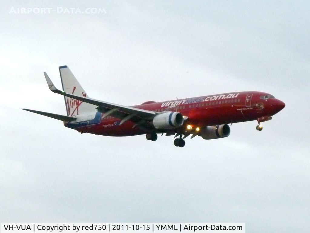 VH-VUA, 2004 Boeing 737-8FE C/N 33997, Boeing 737 VH-VUA approaching rwy 27 at Tullamarine