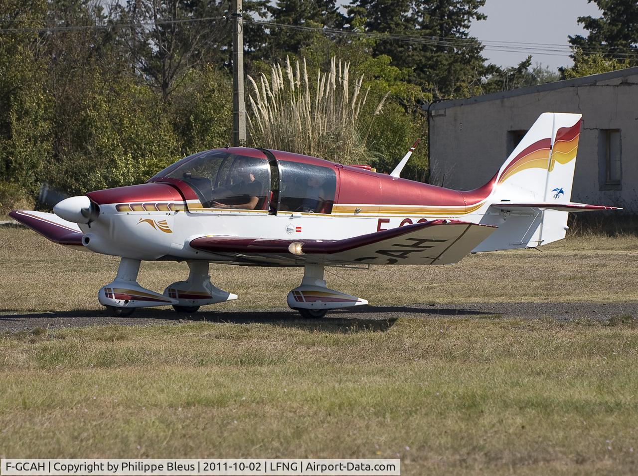 F-GCAH, Robin DR-400-160 Chevalier C/N 1423, Arriving for a sandwich lunch with the whole family on board.