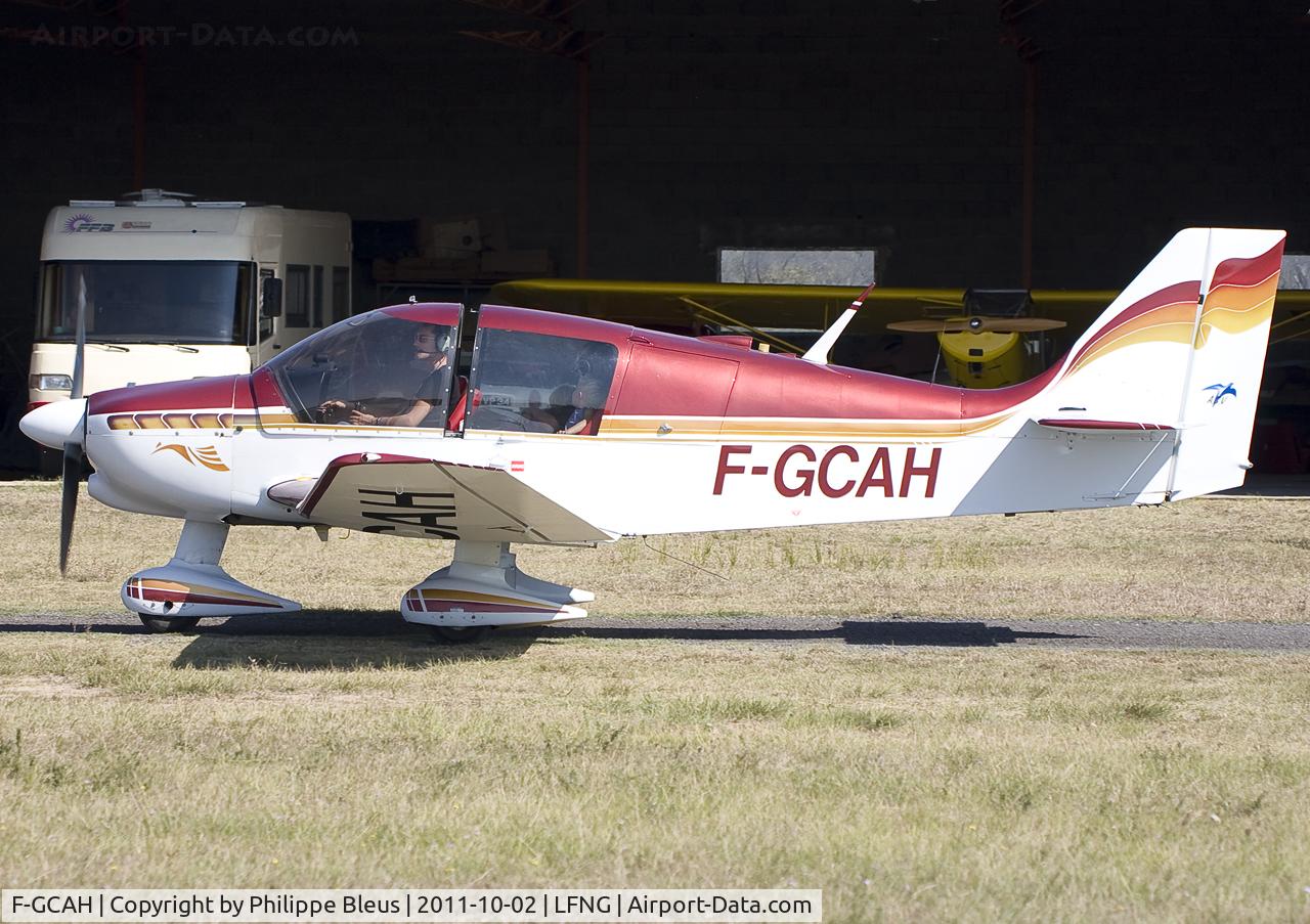 F-GCAH, Robin DR-400-160 Chevalier C/N 1423, Side shot while still taxiing (just after arrival) to parking stand (on the grass).