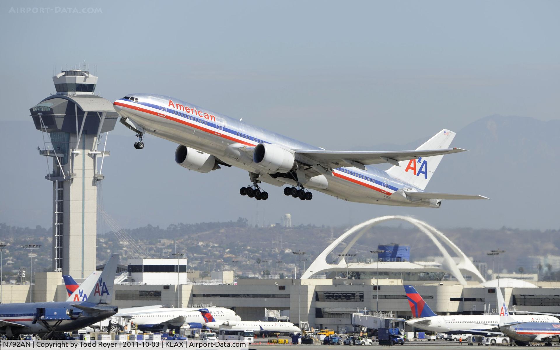 N792AN, 2000 Boeing 777-223 C/N 30253, Departing LAX