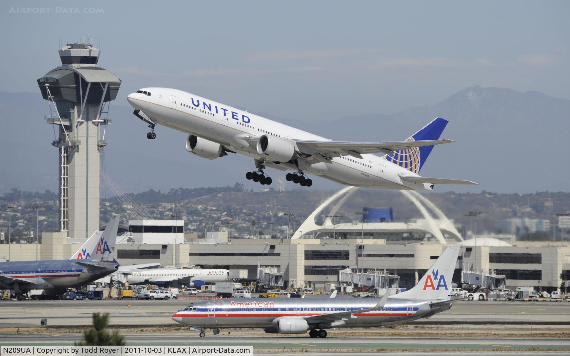 N209UA, 1999 Boeing 777-222 C/N 30215, Departing LAX
