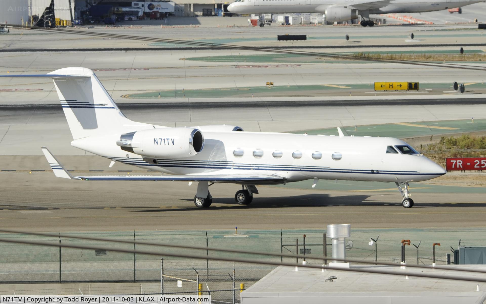 N71TV, 2000 Gulfstream Aerospace G-IV C/N 1430, Taxiing at LAX