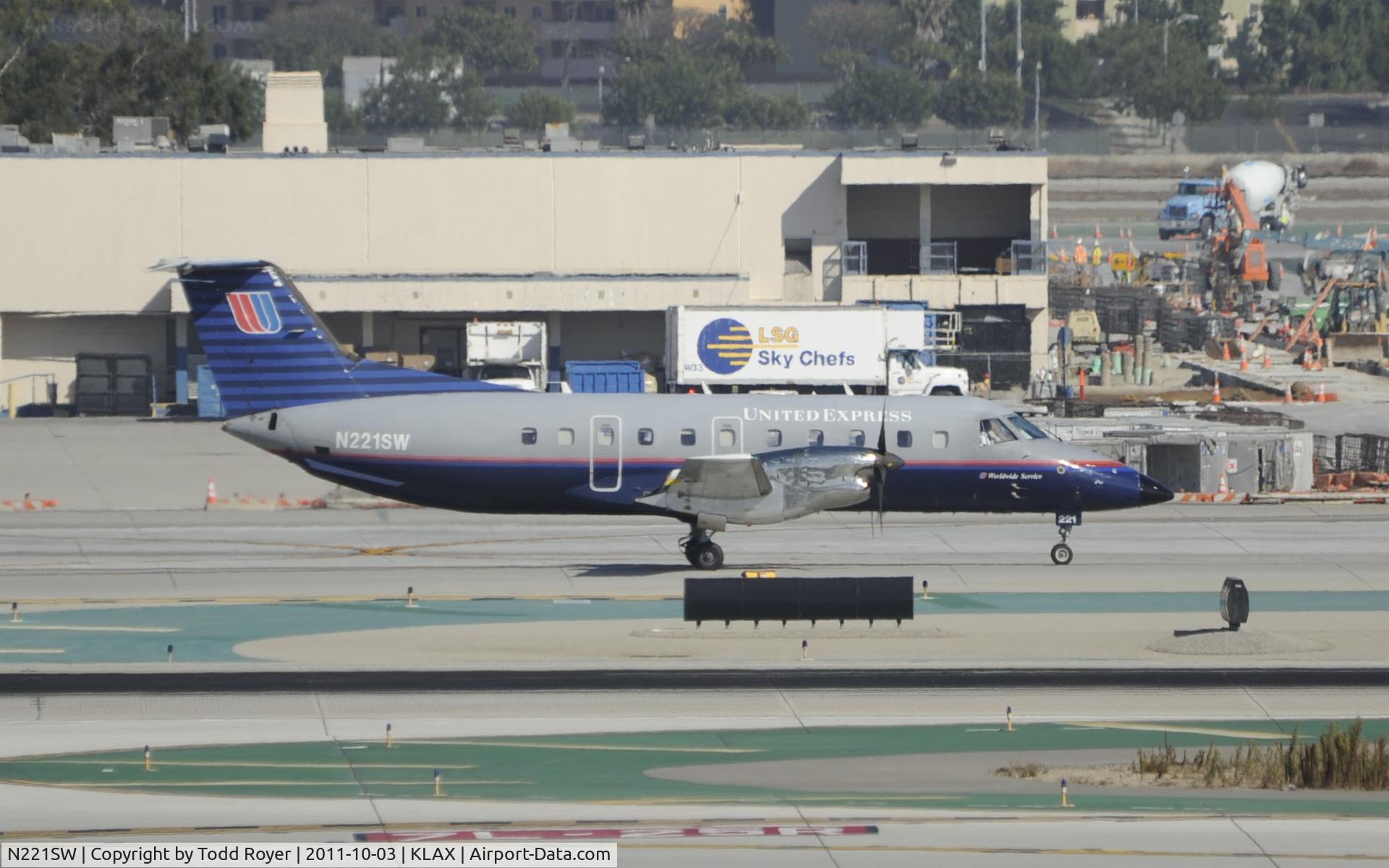 N221SW, 1994 Embraer EMB-120ER Brasilia C/N 120.290, Taxiing at LAX