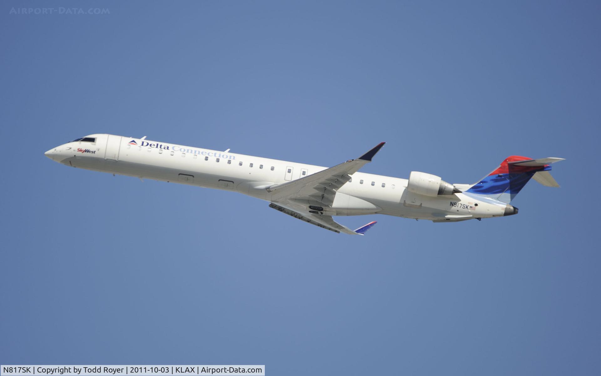 N817SK, 2006 Bombardier CRJ-900ER (CL-600-2D24) C/N 15107, Departing LAX