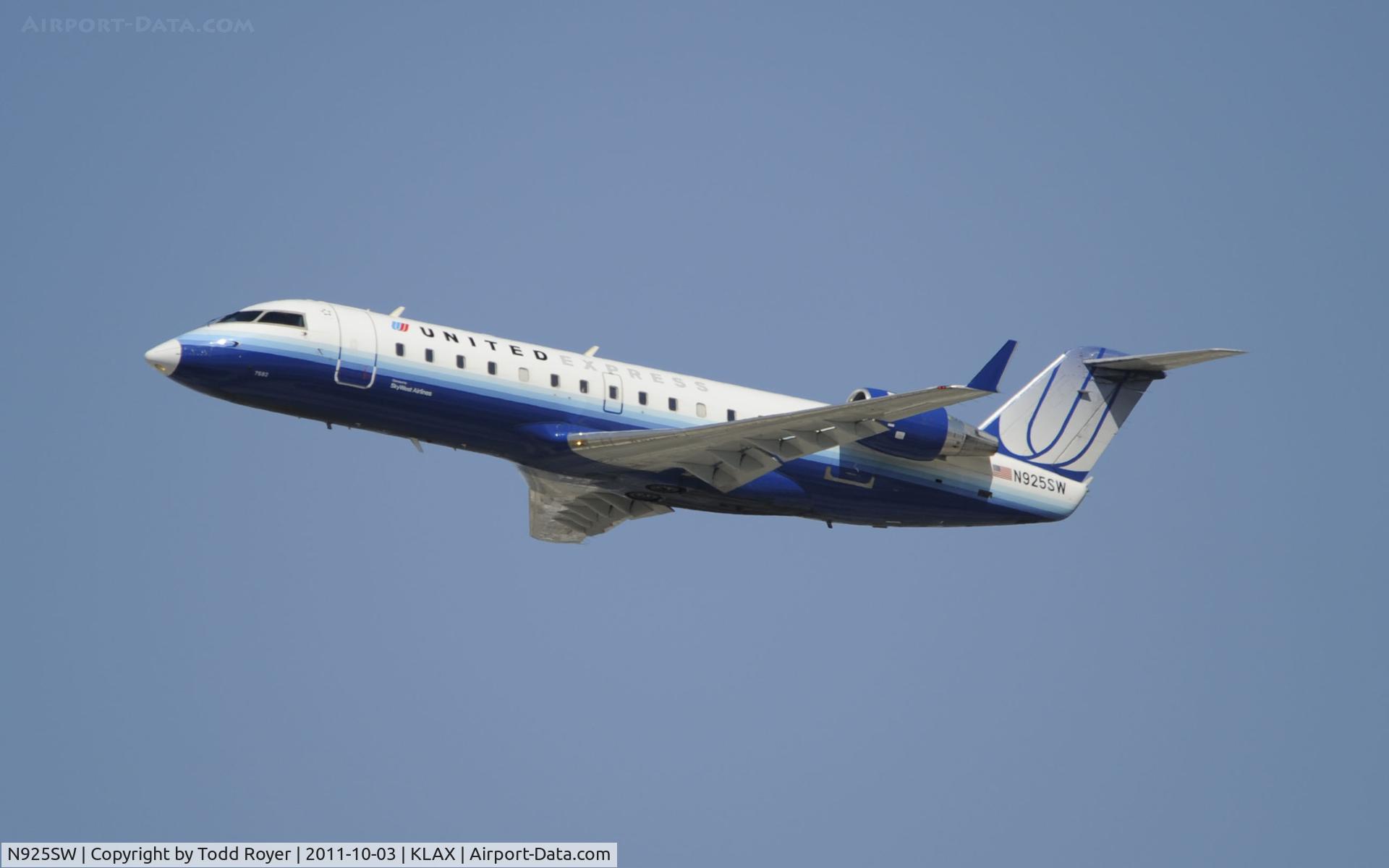 N925SW, 2002 Bombardier CRJ-200LR (CL-600-2B19) C/N 7682, Departing LAX