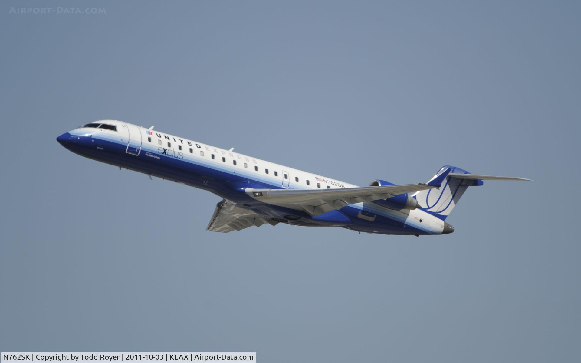 N762SK, 2005 Bombardier CRJ-701ER (CL-600-2C10) Regional Jet C/N 10226, Departing LAX