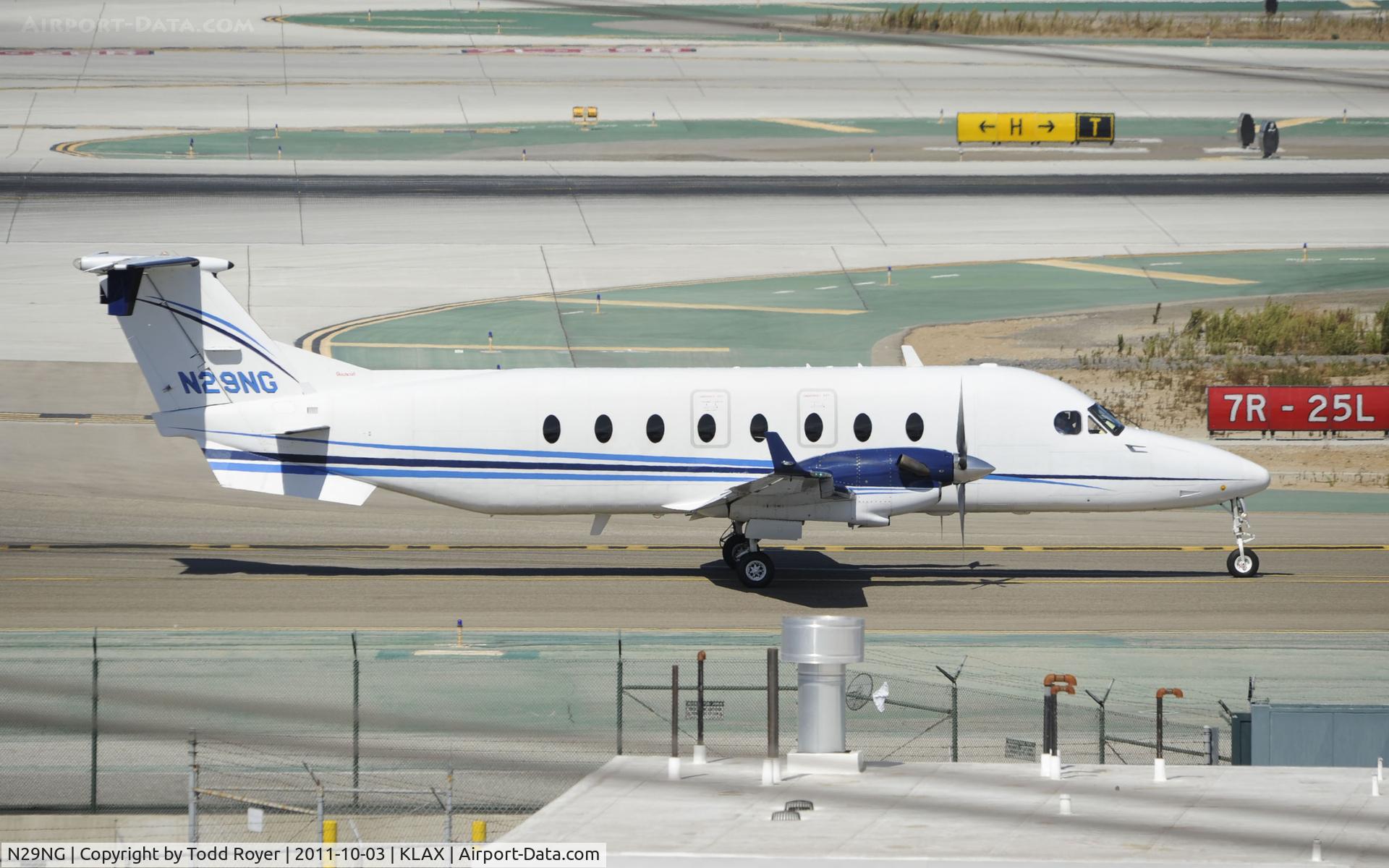 N29NG, 1997 Beech 1900D C/N UE-303, Taxiing at LAX