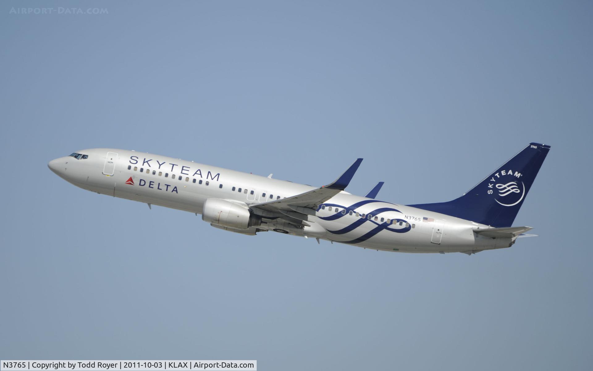 N3765, 2001 Boeing 737-832 C/N 30819, Departing LAX