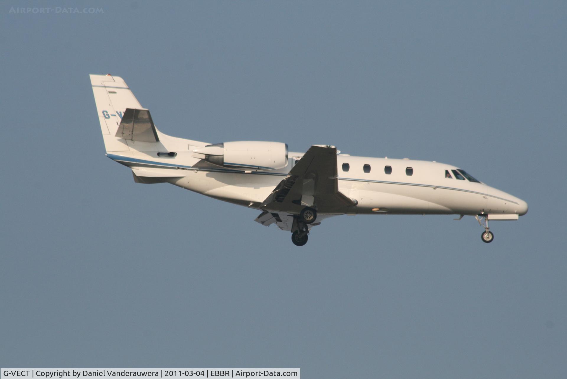 G-VECT, 2001 Cessna 560 Citation Excel C/N 560-5161, Arriving to RWY 02