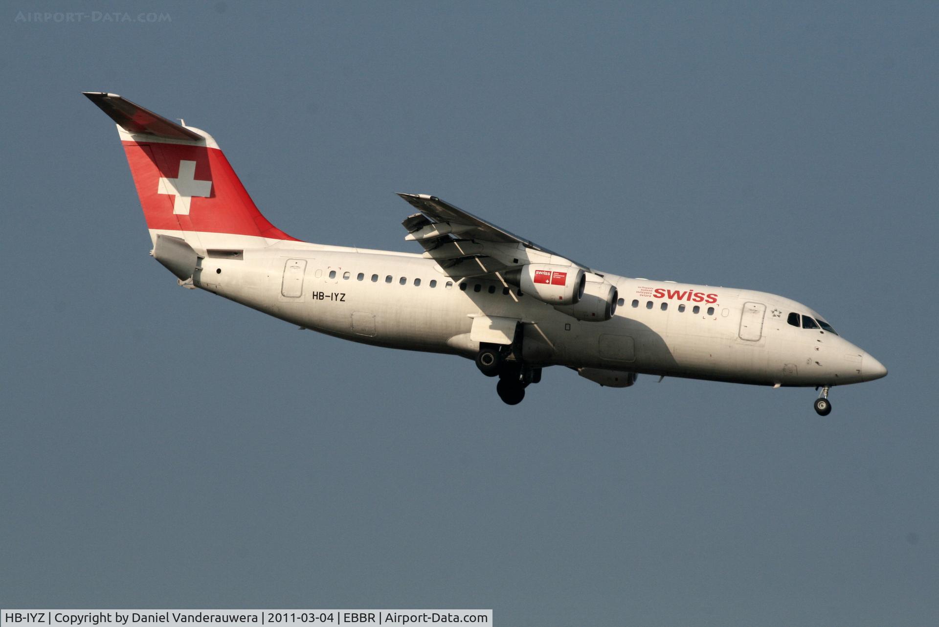 HB-IYZ, 1998 British Aerospace Avro 146-RJ100 C/N 0338, Arrival of flight LX778 to RWY 02
