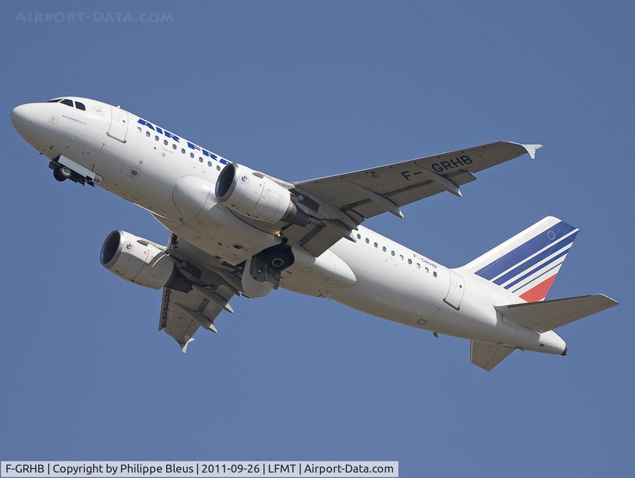 F-GRHB, 1999 Airbus A319-111 C/N 985, Climbing from rwy 31R. Gear on the move.