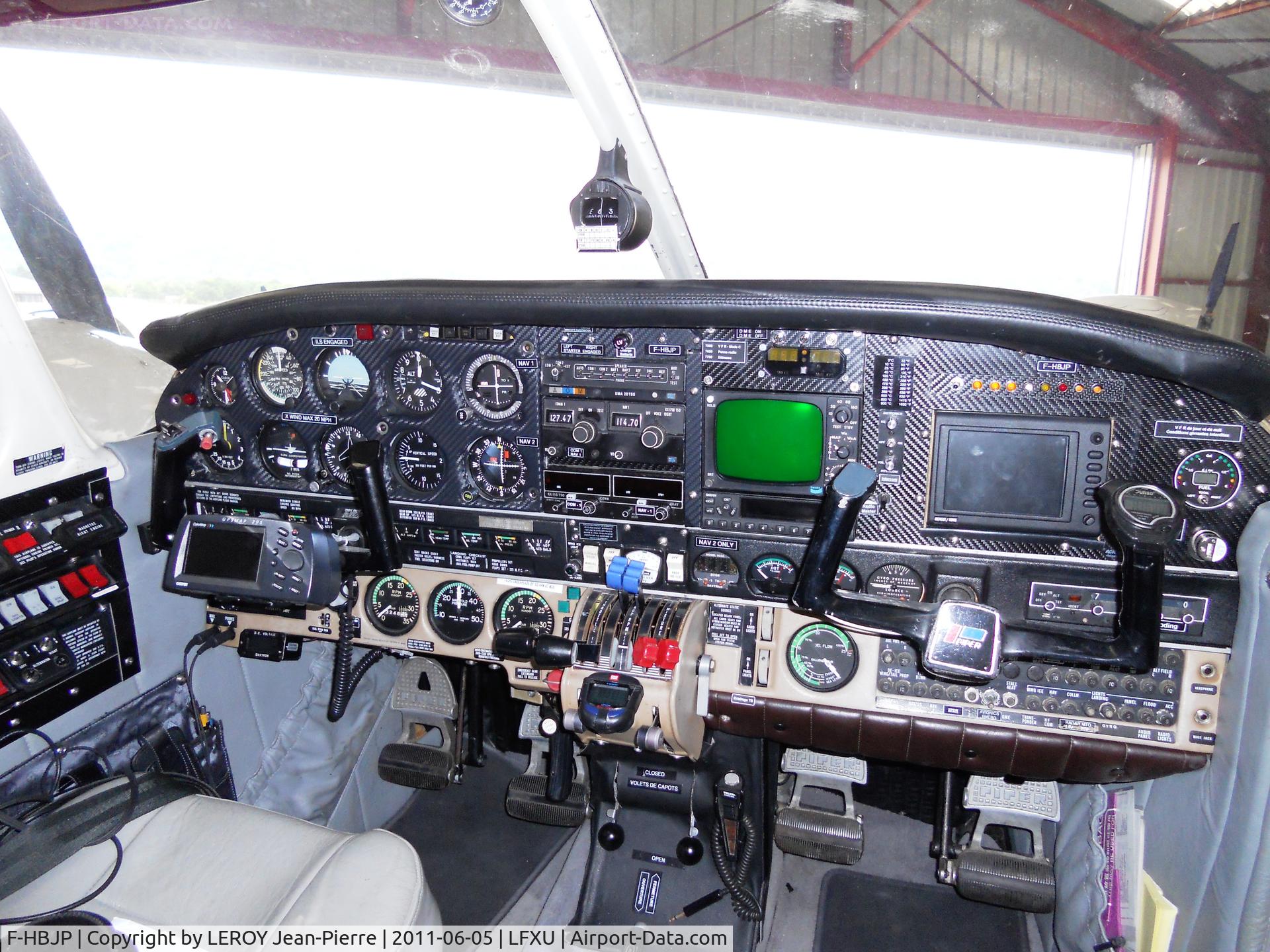 F-HBJP, 1975 Piper PA-34-200T Seneca II C/N 34-7570228, Tableau de bord avant integration EFIS