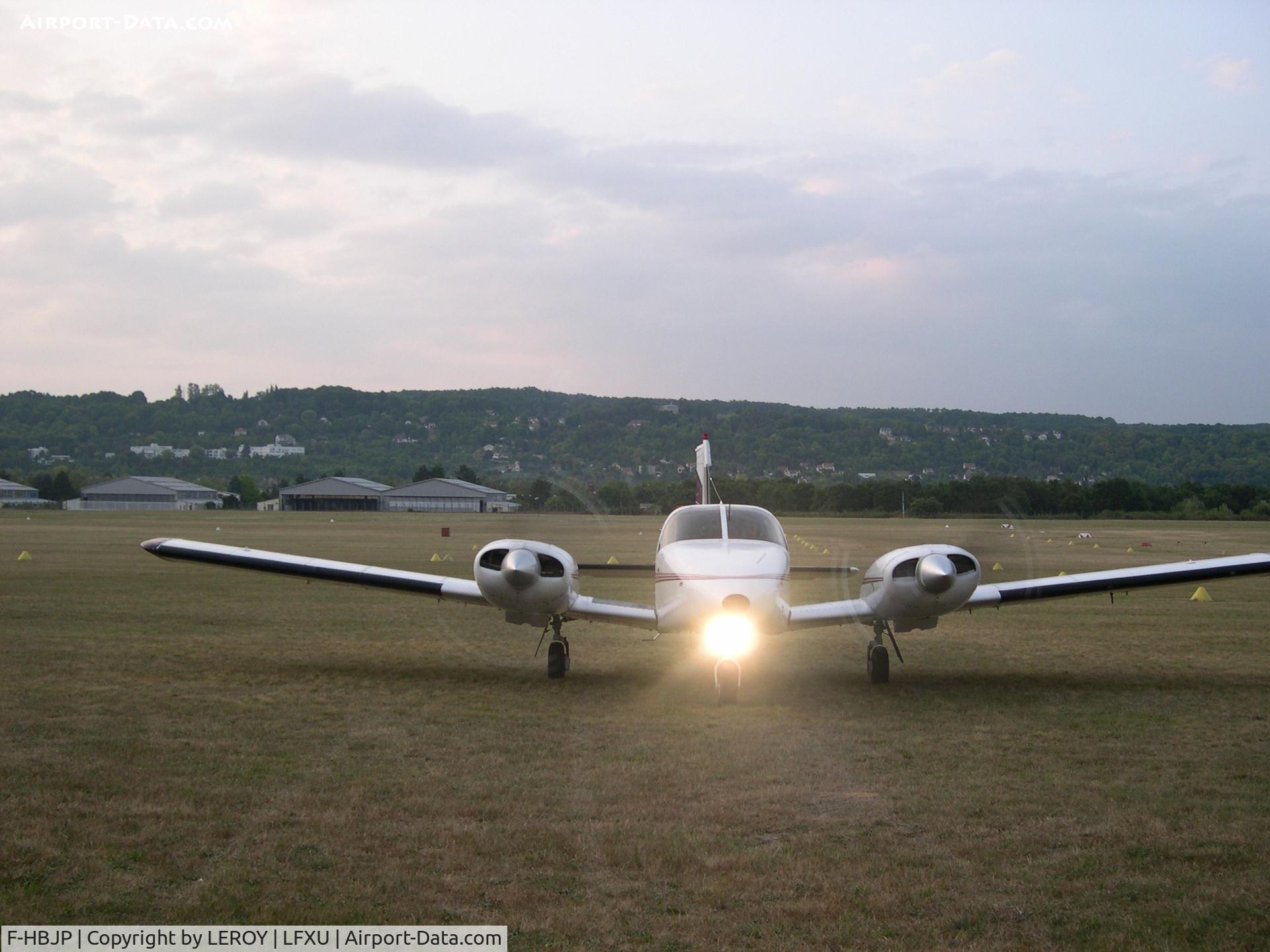 F-HBJP, 1975 Piper PA-34-200T Seneca II C/N 34-7570228, F-HBJP Entering in Hangar