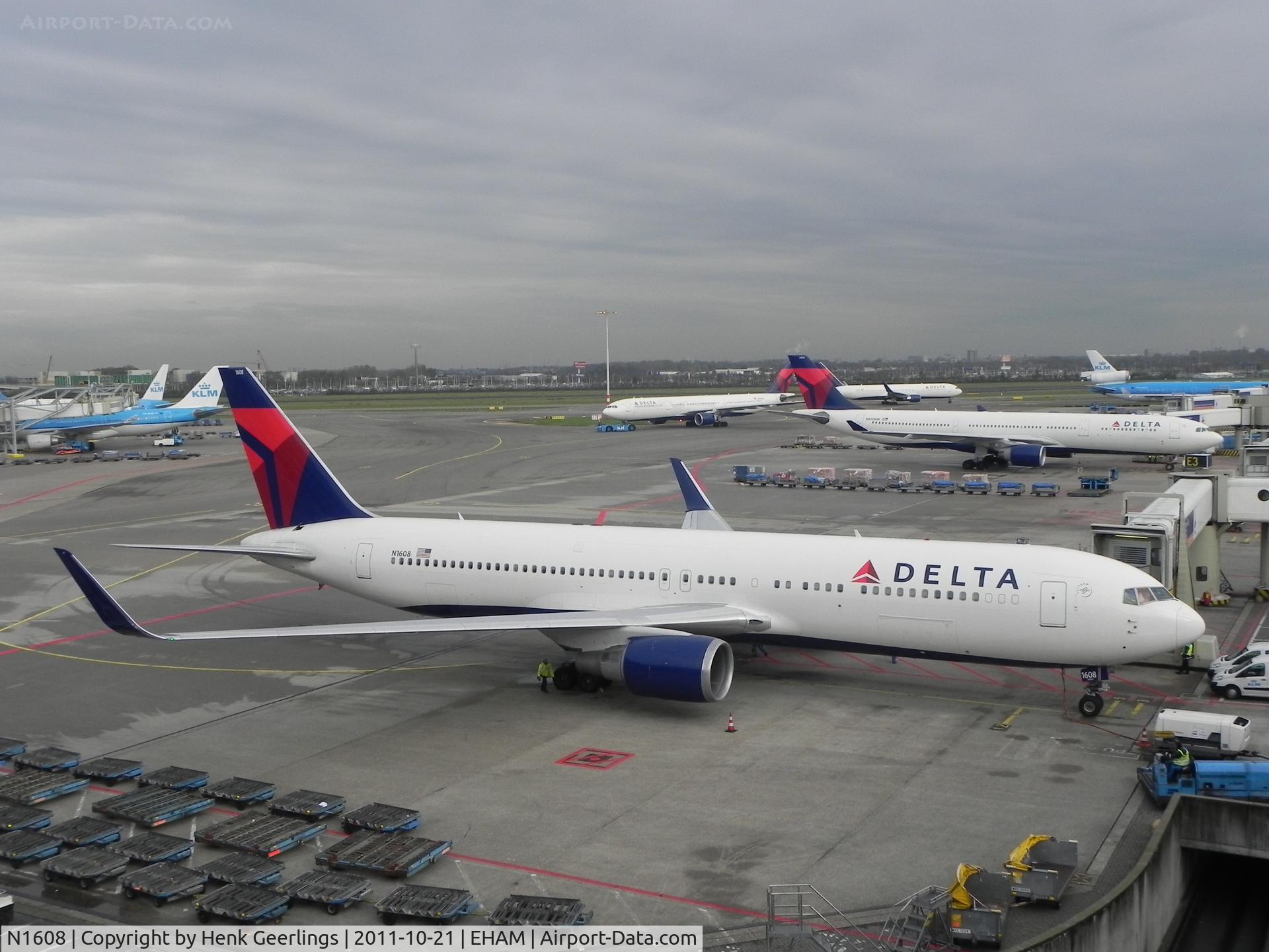 N1608, 2000 Boeing 767-332 C/N 30573, Delta