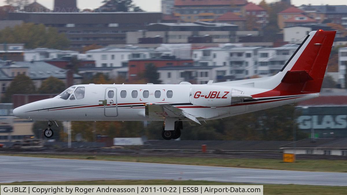 G-JBLZ, 2002 Cessna 550 Citation Bravo C/N 550-1018, On final to runway 30