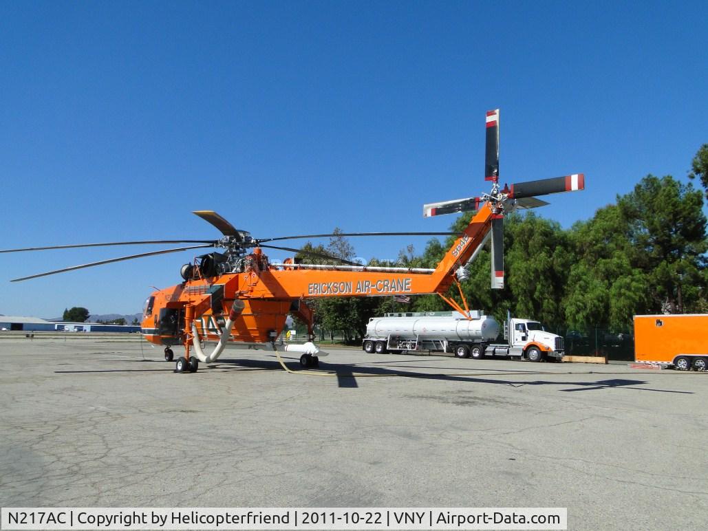N217AC, 1968 Sikorsky CH-54A Tarhe C/N 64064, Hooked up to fill hose and waiting a callout