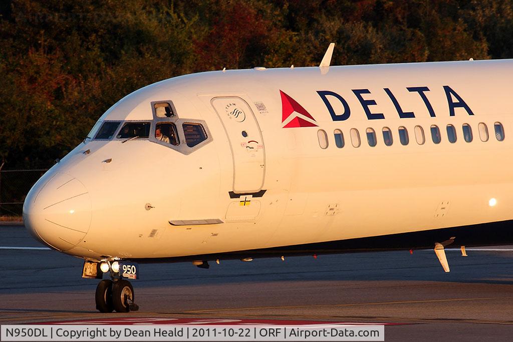 N950DL, 1990 McDonnell Douglas MD-88 C/N 49881, Delta Air Lines N950DL (FLT DAL1012) exiting RWY 5 at taxiway Hotel after arrival from Hartsfield-Jackson Atlanta Int'l (KATL) late in the day.