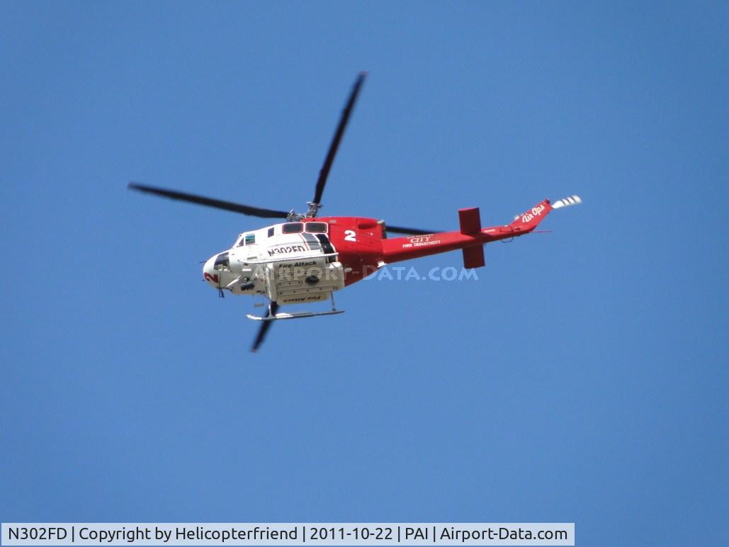 N302FD, 1989 Bell 412 C/N 33200, Turning into the brush fire to drop water
