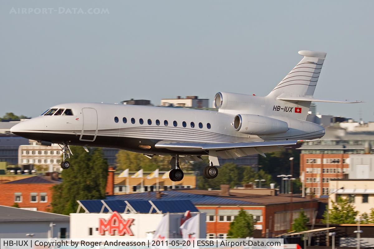 HB-IUX, 1999 Dassault Falcon 900EX C/N 54, On final rwy 30