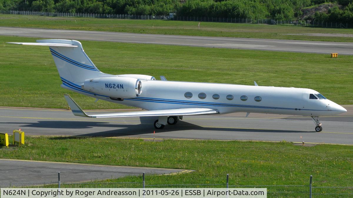 N624N, 2002 Gulfstream Aerospace G-V C/N 681, Taxiing to rwy 12