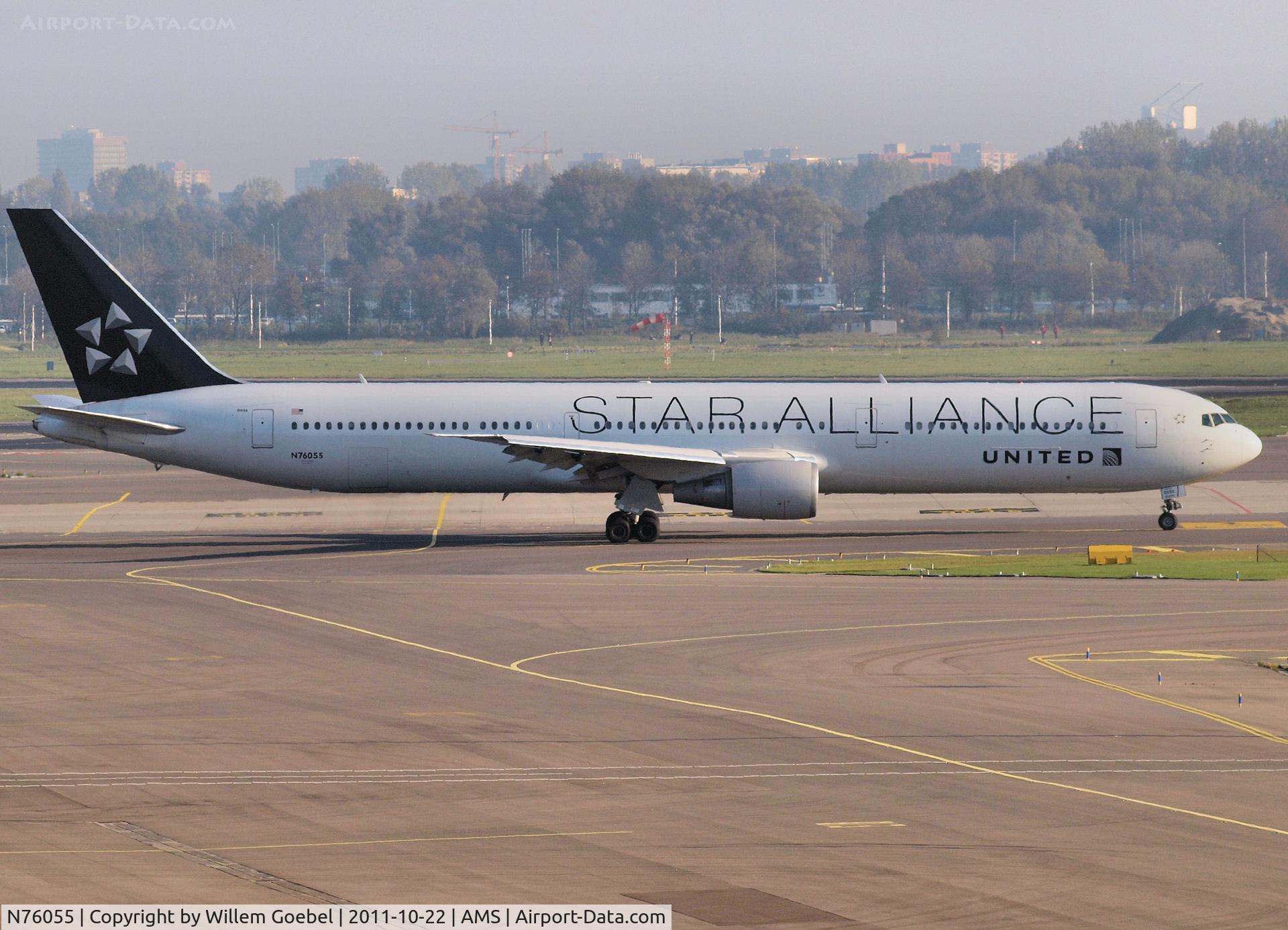 N76055, 2001 Boeing 767-424/ER C/N 29450, Taxi to the runway of Schiphol Airport