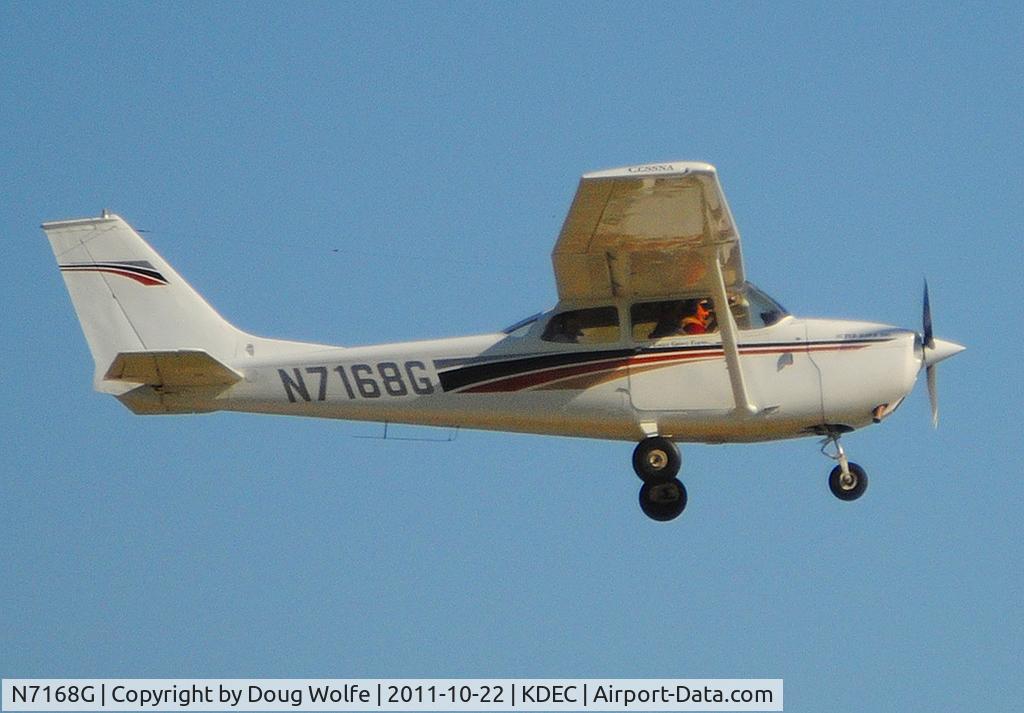 N7168G, 1969 Cessna 172K Skyhawk C/N 17258868, Taking off from Decatur, Illinois on October 22, 2011.