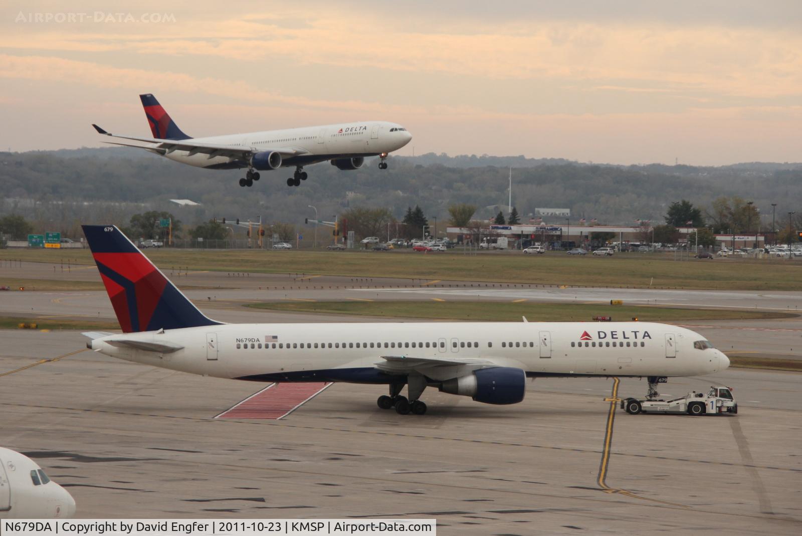 N679DA, 1992 Boeing 757-232 C/N 26955, 30L @ KMSP