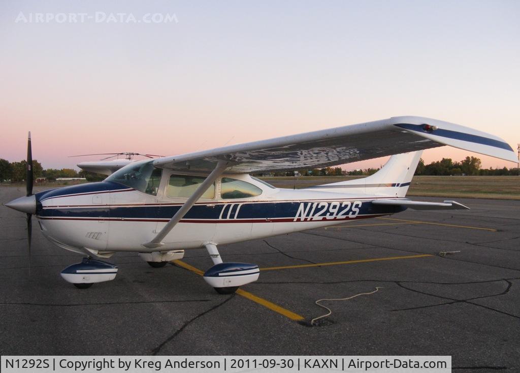 N1292S, 1976 Cessna 182P Skylane C/N 18264859, Cessna 182P Skylane on the line.