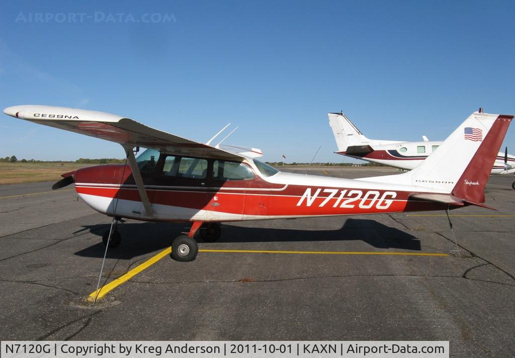 N7120G, 1969 Cessna 172K Skyhawk C/N 17258820, Cessna 172K Skyhawk on the line.