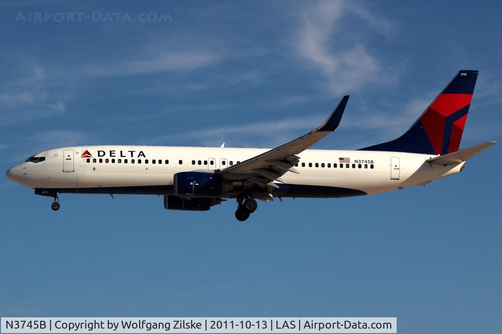 N3745B, 2001 Boeing 737-832 C/N 32373, visitor