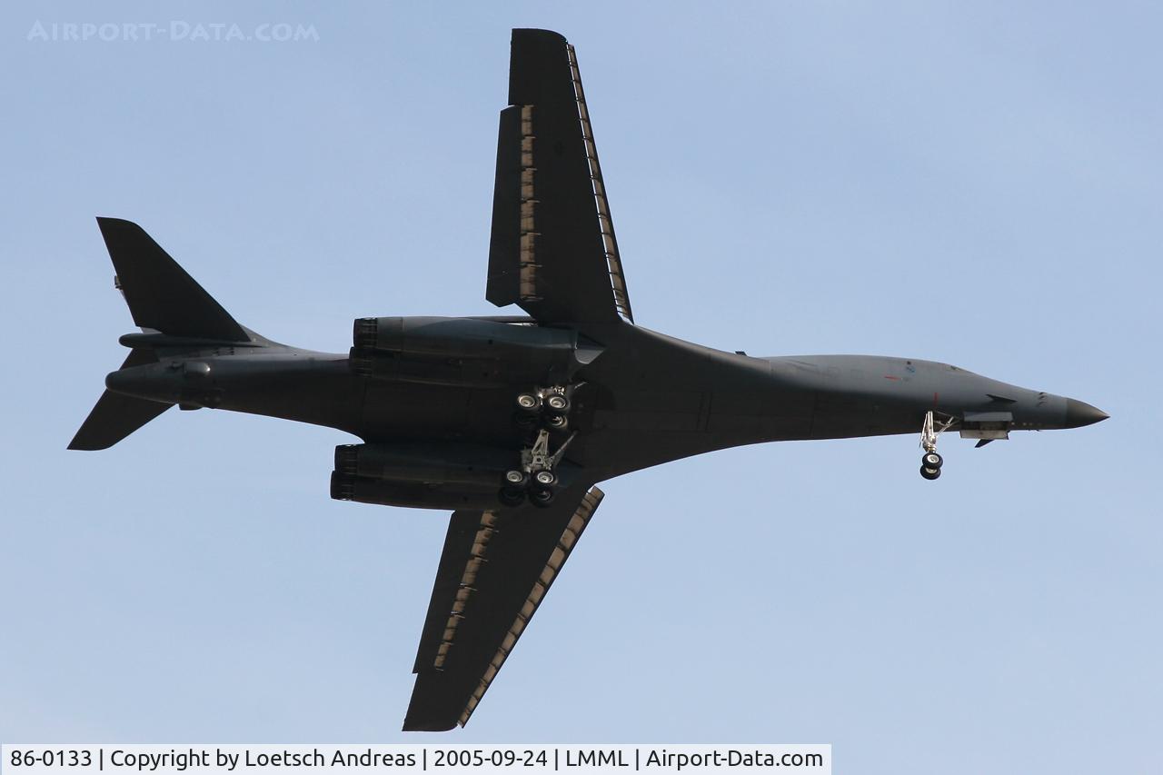 86-0133, 1986 Rockwell B-1B Lancer C/N 93, slow overflight