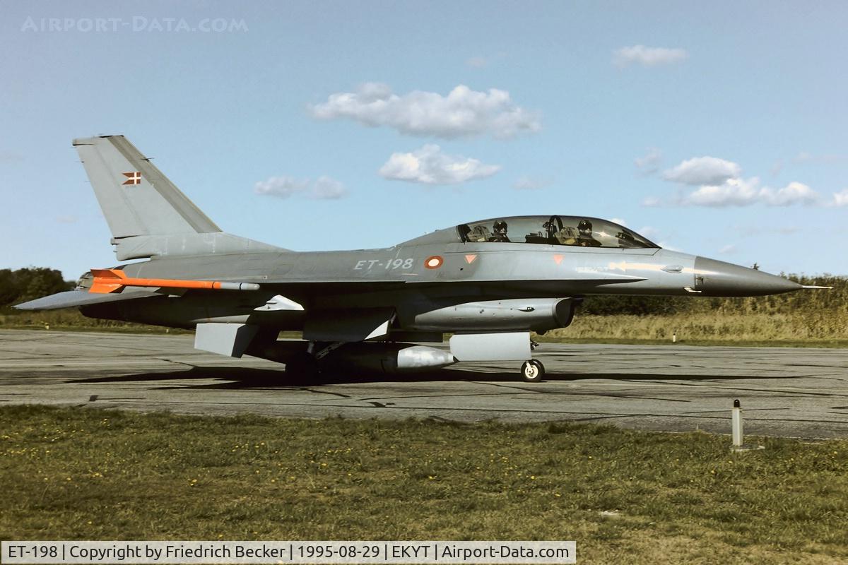 ET-198, General Dynamics F-16BM Fighting Falcon C/N 6G-014, taxying to the active