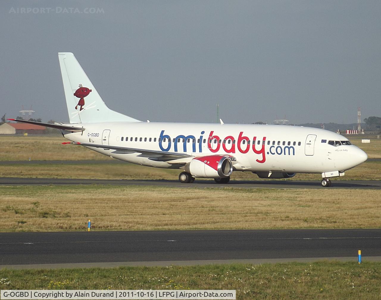 G-OGBD, 1995 Boeing 737-3L9 C/N 27833, One of very few flying the revised tail logo.