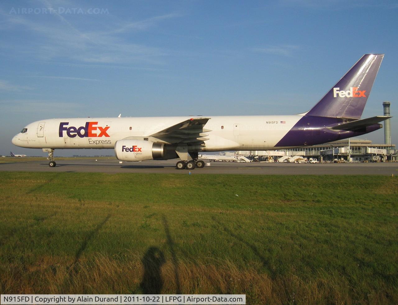 N915FD, 1988 Boeing 757-236 C/N 24120, Showing that not all former BA 757s went to arch rival DHL, N915FD landed on runway 08R and was taxying all the way up to FedEX terminal when posing for the camera.