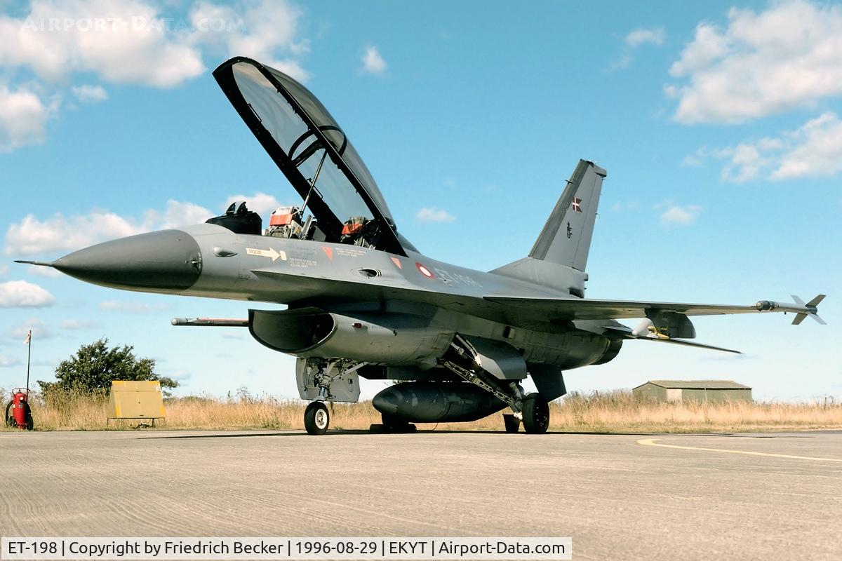 ET-198, General Dynamics F-16BM Fighting Falcon C/N 6G-014, waiting for the crew