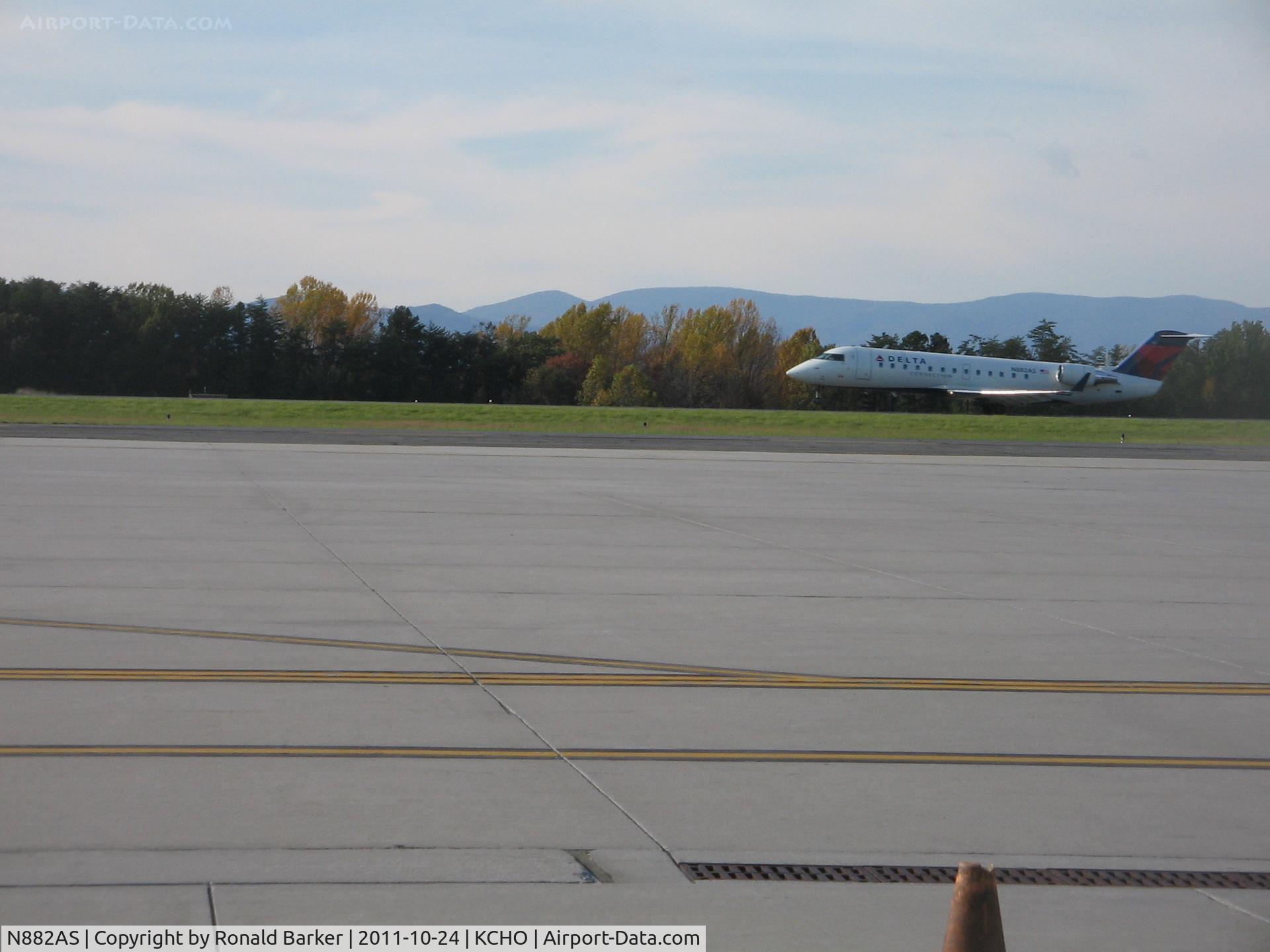 N882AS, 2001 Bombardier CRJ-200ER (CL-600-2B19) C/N 7503, Delta arriving CHO