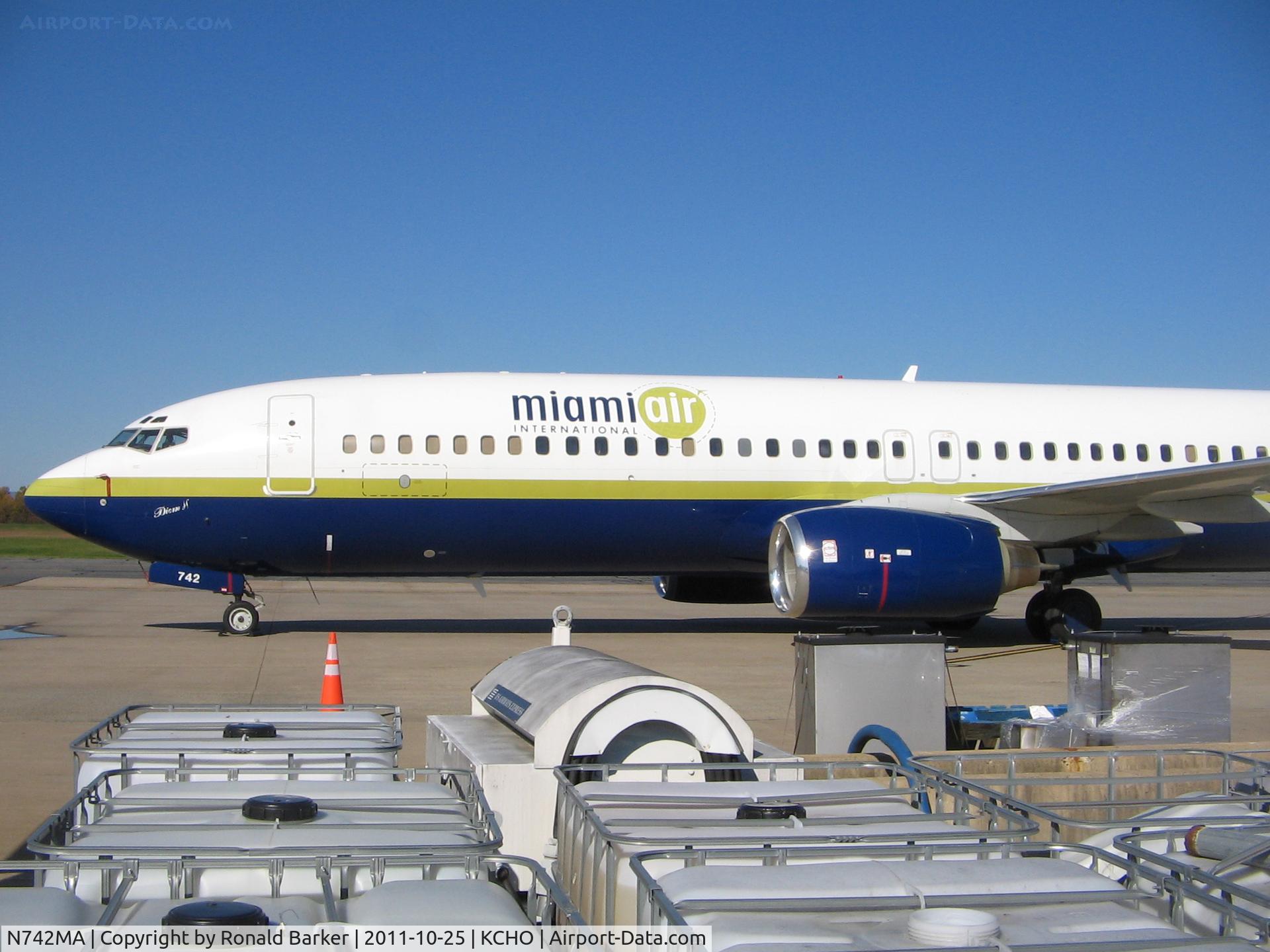 N742MA, 2001 Boeing 737-83N C/N 30675, Miami Air at CHO, VA