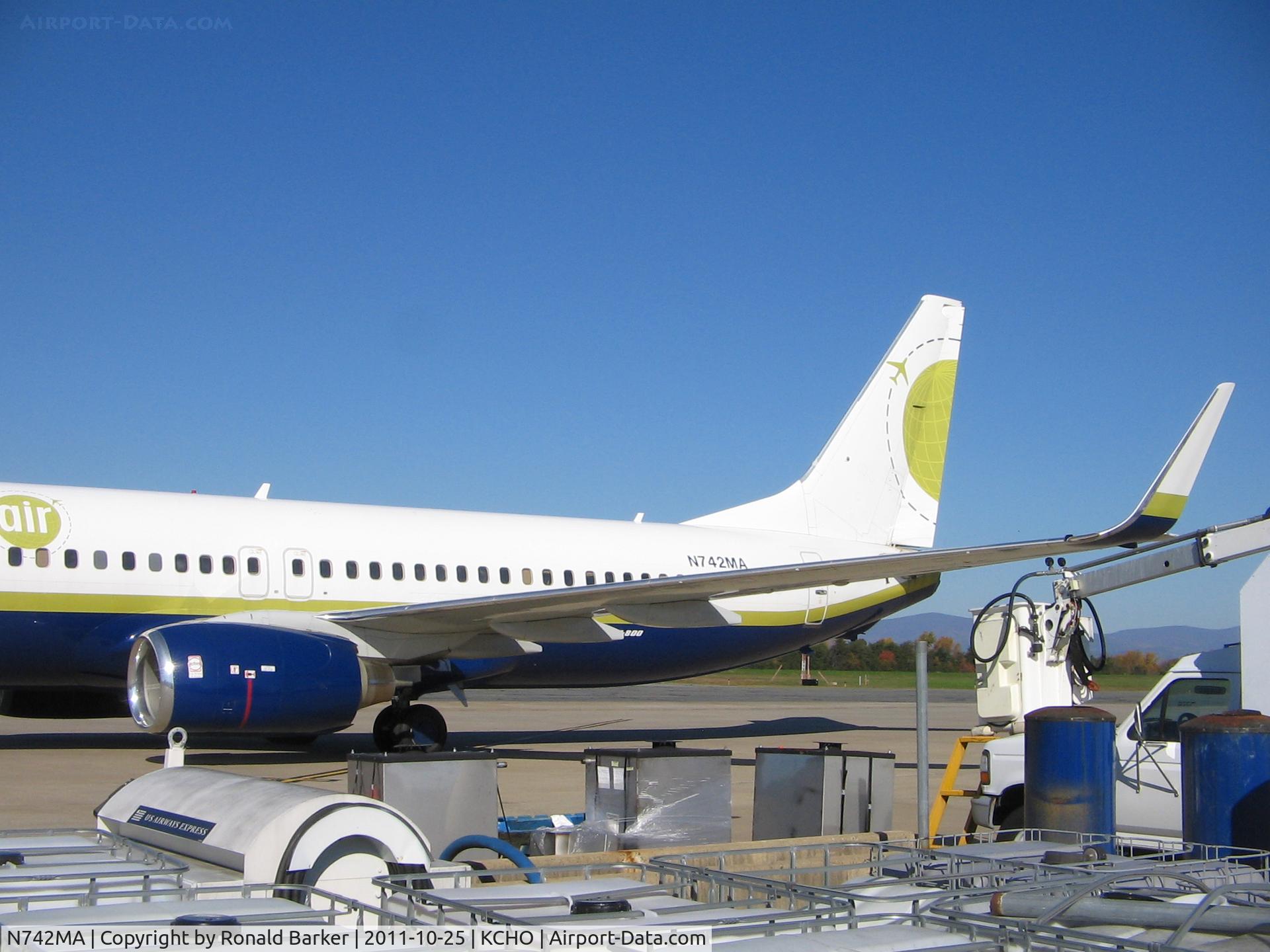 N742MA, 2001 Boeing 737-83N C/N 30675, CHO, VA