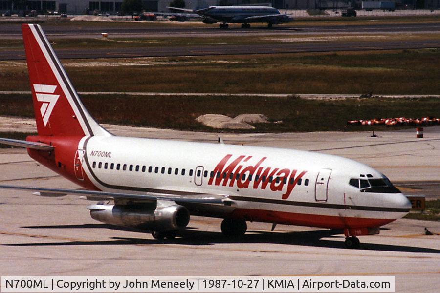 N700ML, 1985 Boeing 737-2K9 C/N 23404, Taxiing in